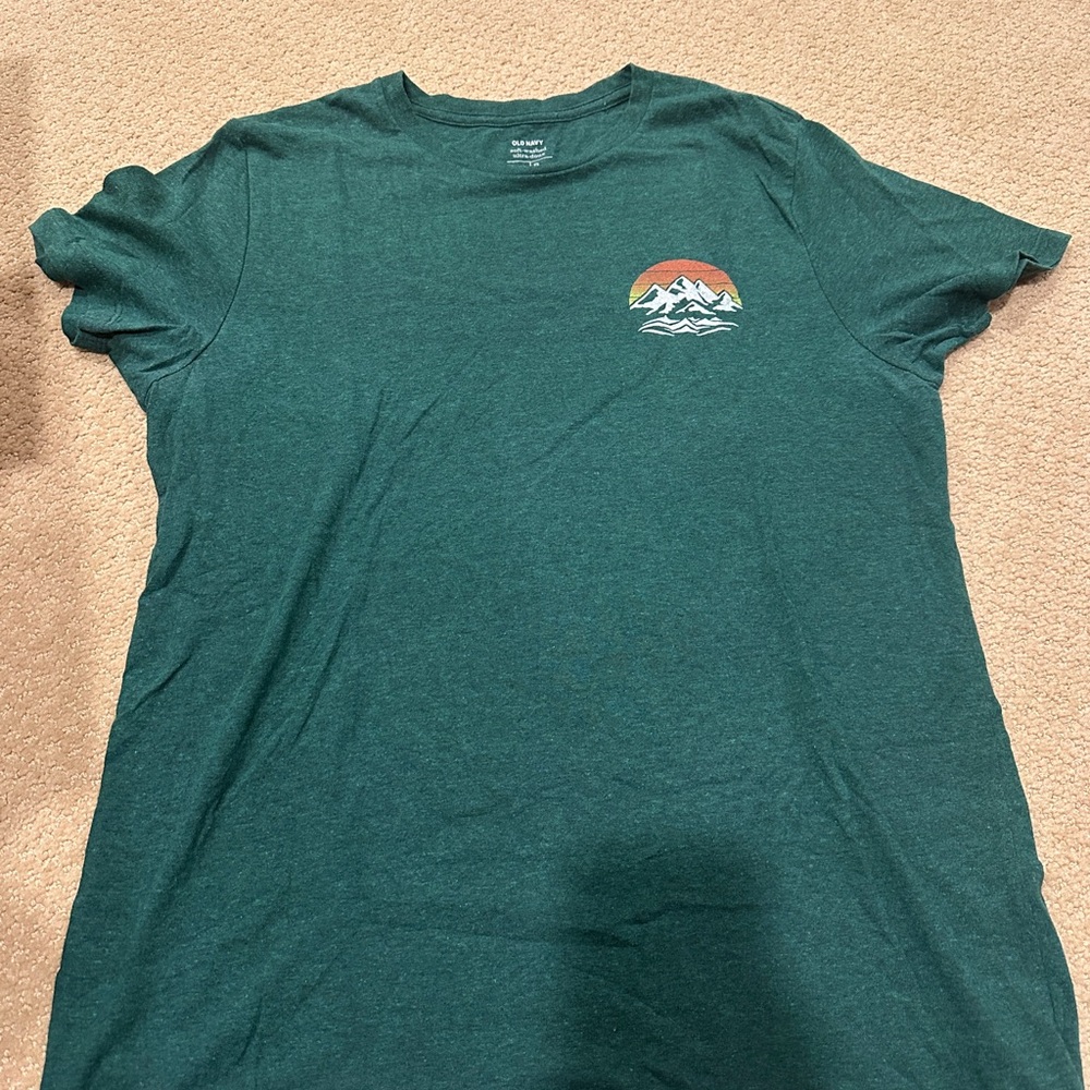 Green Old Navy Graphic T-Shirt with Mountain Design